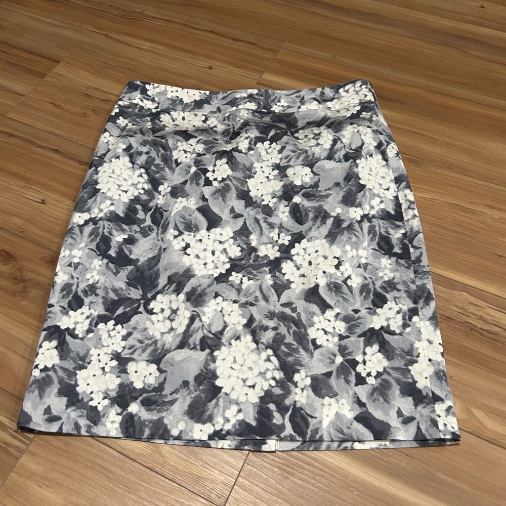 Talbots Grey and White Floral Keen Length Business Casual Skirt Size 8